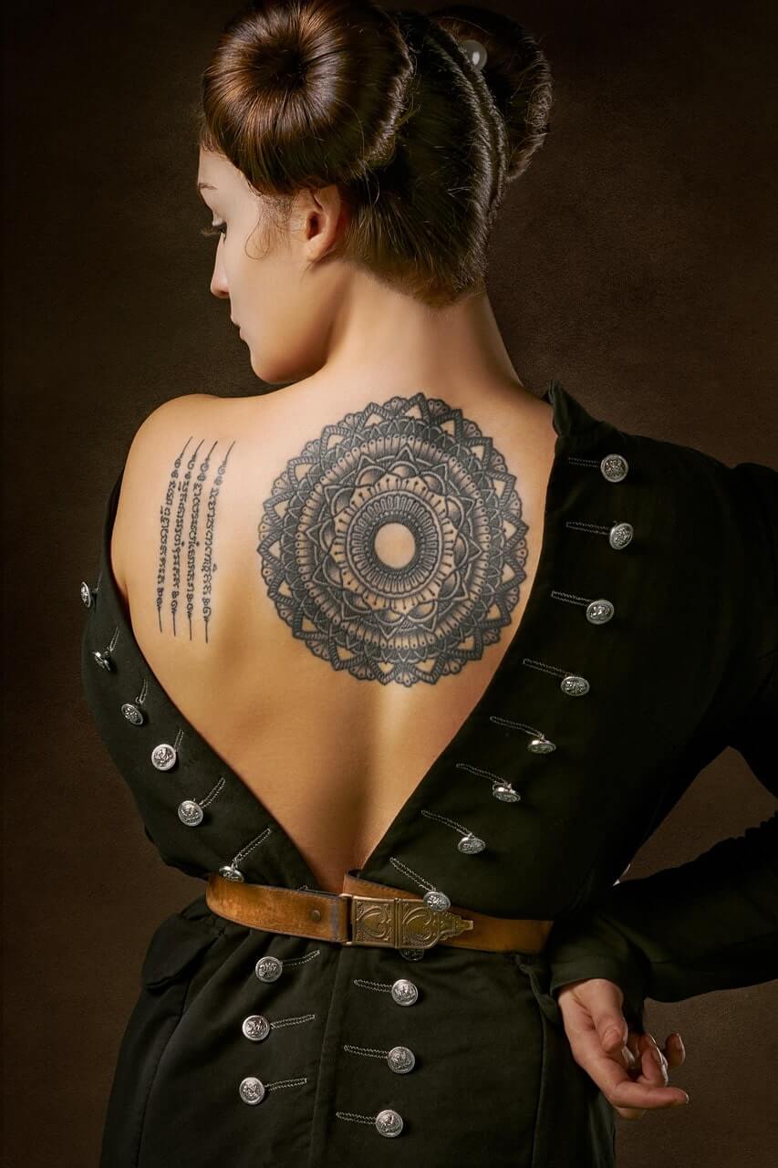 tatouage dos femme prière cambodgienne