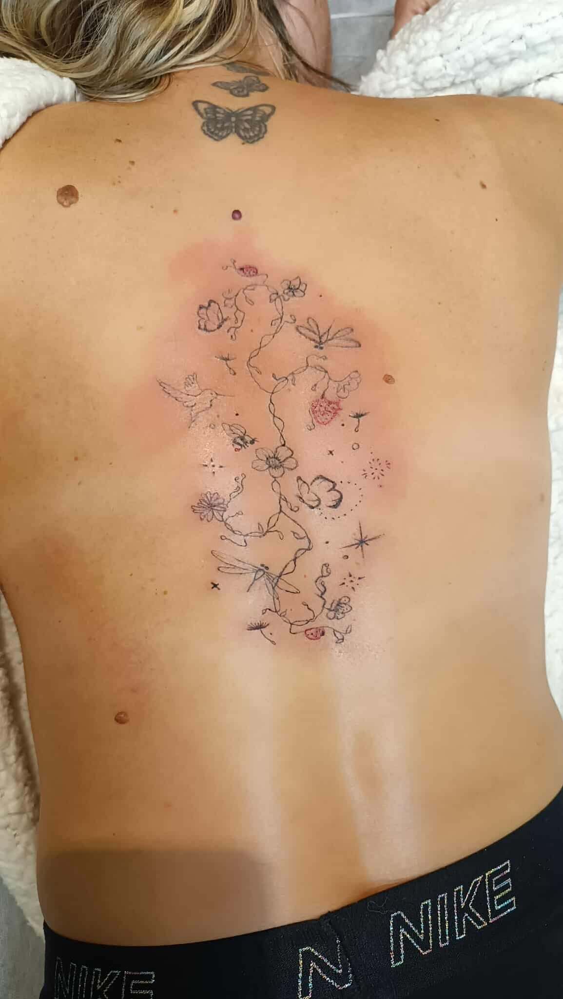 tatouage floral fine line dos